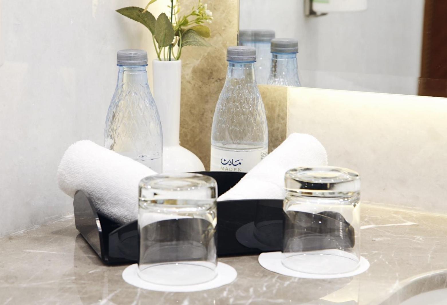 Отель Maden Alrawda Медина Экстерьер фото Bottled water in a hotel room