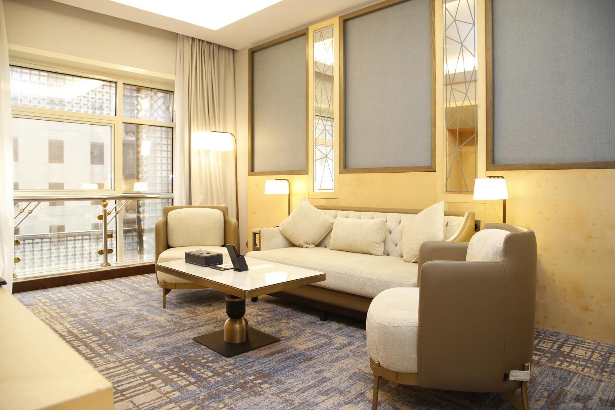 Отель Maden Alrawda Медина Экстерьер фото A living room in a suite at the Ritz-Carlton, DIFC